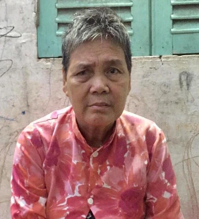 Nghèo bệnh, sống nhờ vào người cháu bán vé số